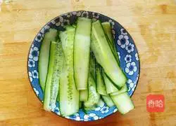 Illustration of how to make preserved eggs mixed with cucumber 3