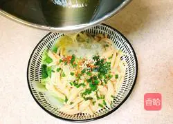 Illustration of making tomato scissor noodles with oil splash 16