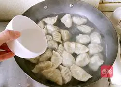 Illustration of how to make pork and leek dumplings 21