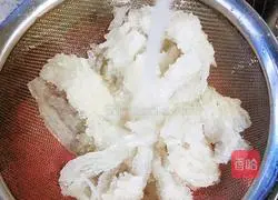 Illustration of how to stew bird's nest with wolfberry milk 5