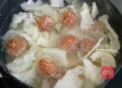 Illustration of how to make hot noodles with meatballs and eggs 5