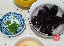 Illustration of how to make tomato, seaweed and egg drop soup 2