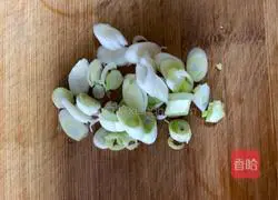 Illustration of how to make loofah duck blood fish ball soup 2