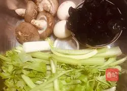 Golden ice flower vegetarian pot stickers, nutritious and delicious recipe illustration 2