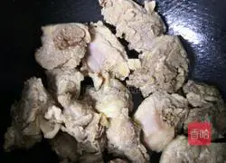 Illustration of how to make pork ribs and lotus root soup 3