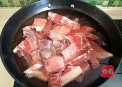 Illustration of how to make stewed mutton powder soup 4