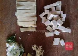 Illustration of how to make douban fish head and tofu soup 2