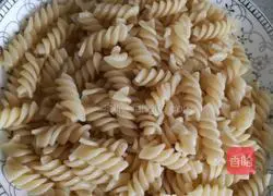 Illustration of how to make Italian screw noodles 1
