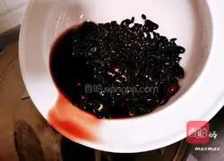 Illustration of how to make walnut black rice soy milk 4
