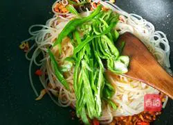 Illustration of how to make fried rice noodles with fish flavor and eggs 11