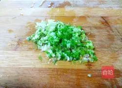 Illustration of how to make Chinese cabbage and meat wontons 12