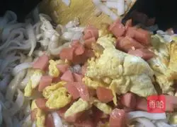 Illustration of how to make ham and egg fried noodles 13