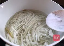 Illustration of how to make shredded pork noodles with vegetables 7
