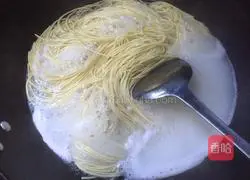 Illustration of how to mix cold noodles 3