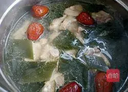 Illustration of how to make kelp and wolfberry pork ribs soup 7