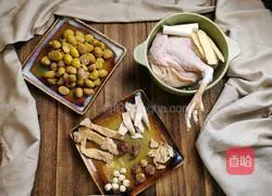 Illustration of how to make bamboo fungus, lotus seed, lily and chestnut chicken soup 1