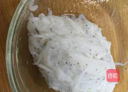 Illustration of how to make small fish soup 2