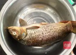 Illustration of how to make braised crucian carp 1