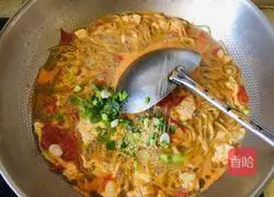 Illustration of how to make egg, tomato and artemisia seed noodles 8