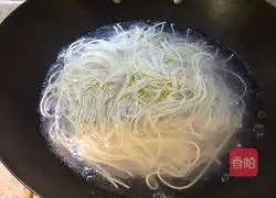 Illustration of how to make noodles with scallion oil 8