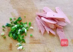 Illustration of how to make vegetable, ham and egg noodles 1