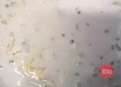 Illustration of how to make egg cake skin 2