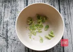 Illustration of how to make shrimp and spinach noodles 4