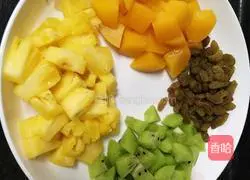 Illustration of how to make pineapple and yellow peach fruit pizza 2