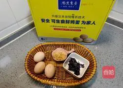 Illustration of how to make poached eggs 1 