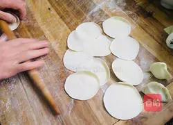 Illustration of how to make leek and egg dumplings 9