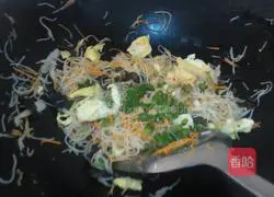 Illustration of how to make colorful fried rice noodles 10