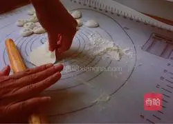 Chives and hairtail fish dumplings#New Year's Eve dinner recipe illustration 15