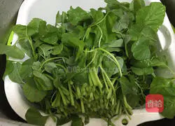 Illustration of how to make small fish soup 1