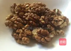 Amber Illustration of how to make walnut kernels 1