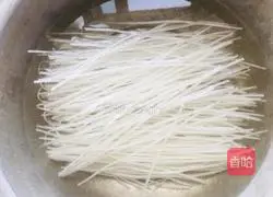 Illustration of how to make mutton stewed radish 2