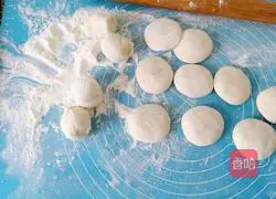 Illustration of how to make fried buns (vegetarian) 7