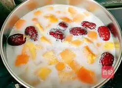 Milk Illustration of how to make stewed pears with red dates and papaya 13