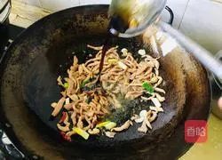 Illustration of how to stir-fry shredded pork with garlic moss and dried beans 5