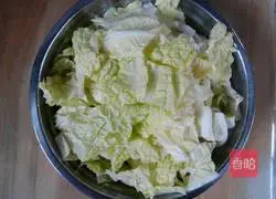 Illustration of how to make pork and cabbage stewed vermicelli 1