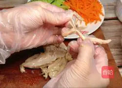 Illustration of how to make shredded chicken cold noodles 11