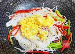 Illustration of how to make enoki mushrooms and scrambled eggs 9