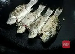 Enoki mushroom and crucian carp soup recipe 6