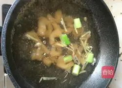 Illustration of how to cook chicken soup with fish maw 6