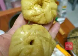 Illustration of how to make pork, cabbage, water and scallion buns 4