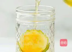 Illustration of how to make passion fruit and lime cold brew tea 5