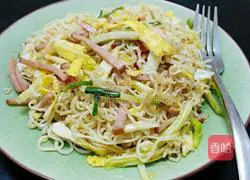 Illustration of how to make three shredded fried noodles 12