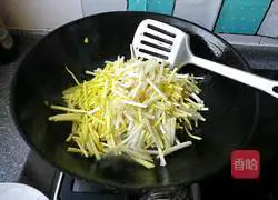 Illustration of how to make shredded pork and stir-fry garlic yellow 6