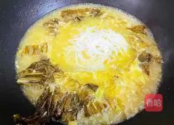 Illustration of how to make pickled fish in golden soup 9