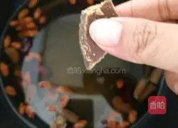 Illustration of how to make red date, mango and peach gum soup 9