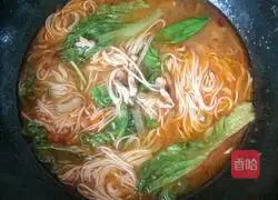 Illustration of how to make shredded pork noodles with mustard greens and red oil 6